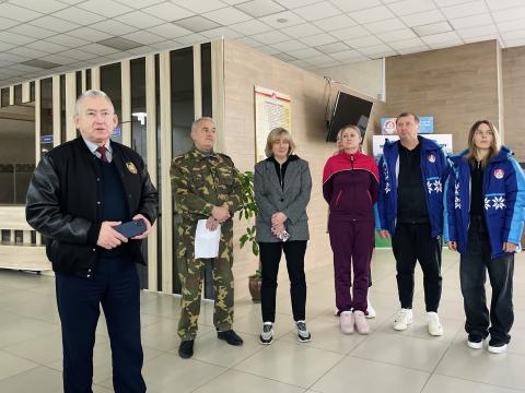 Сотрудники РЦОП по теннису преображают территорию на субботнике