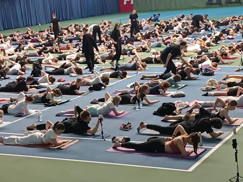 В РЦОП по теннису прошла масштабная практика по современному стилю йоги FYSM
