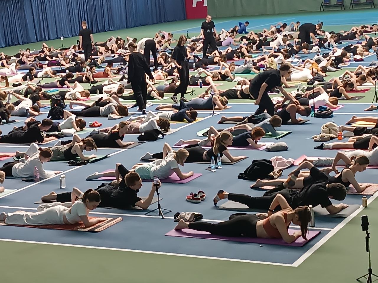 В РЦОП по теннису прошла масштабная практика по современному стилю йоги FYSM