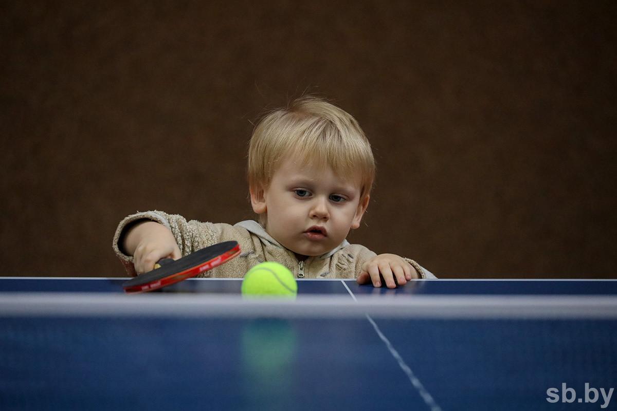 Спорт для всех. В Минске стартовал проект по обучению детей с инвалидностью большому и настольному теннису