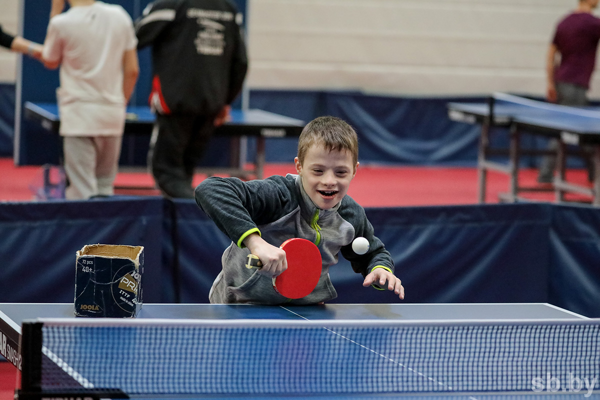 Спорт для всех. В Минске стартовал проект по обучению детей с инвалидностью большому и настольному теннису
