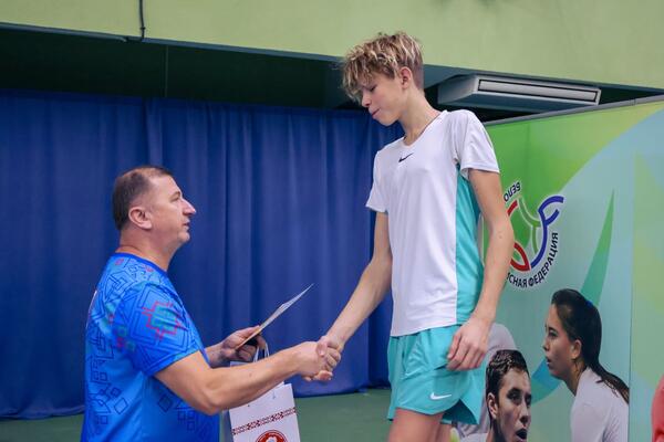 Награждение победителей турнира по теннису среди юниоров и юниорок до 18 лет на призы РЦОП (2023)