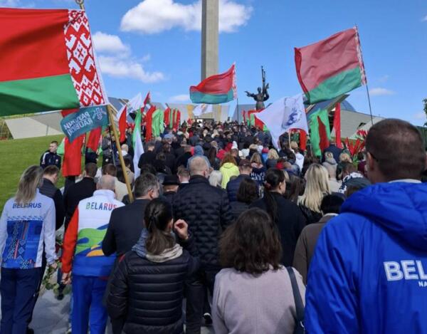 Представители Центра приняли участие в торжественном шествии и возложении цветов к памятнику Победы