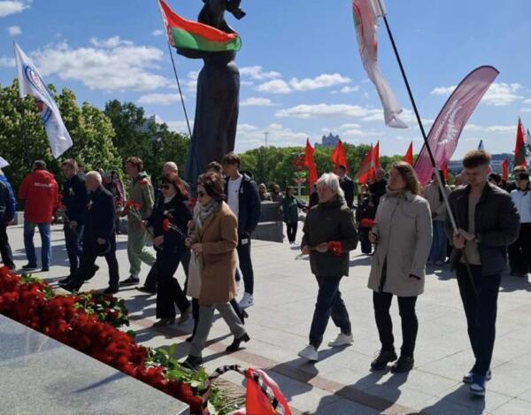 Представители Центра приняли участие в торжественном шествии и возложении цветов к памятнику Победы