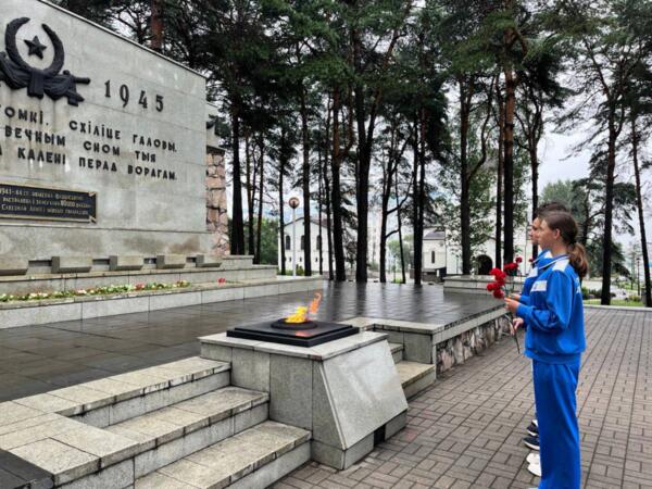 Возложение цветов к мемориальному памятнику жертвам концлагеря 