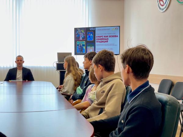 В Центре состоялось моделируемое мероприятие «круглый-стол» с темой: «Спорт как основа семейных традиций», посвященное Дню работников физической культуры и спорта и Международному дню семьи