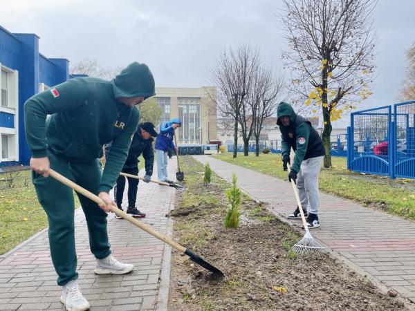 Сотрудники РЦОП по теннису преображают территорию на субботнике