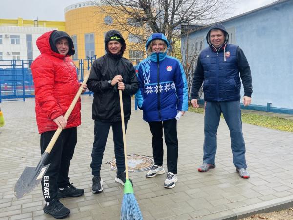 Сотрудники РЦОП по теннису преображают территорию на субботнике