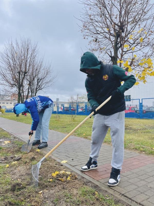 Сотрудники РЦОП по теннису преображают территорию на субботнике