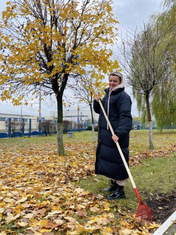 Сотрудники РЦОП по теннису преображают территорию на субботнике