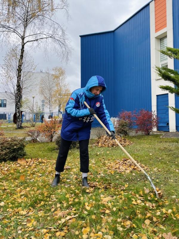 Сотрудники РЦОП по теннису преображают территорию на субботнике