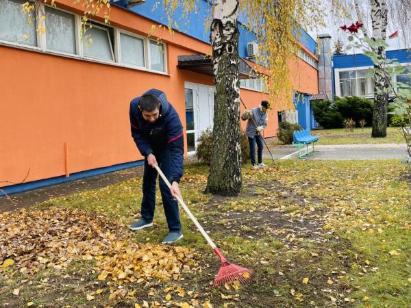 Сотрудники РЦОП по теннису преображают территорию на субботнике