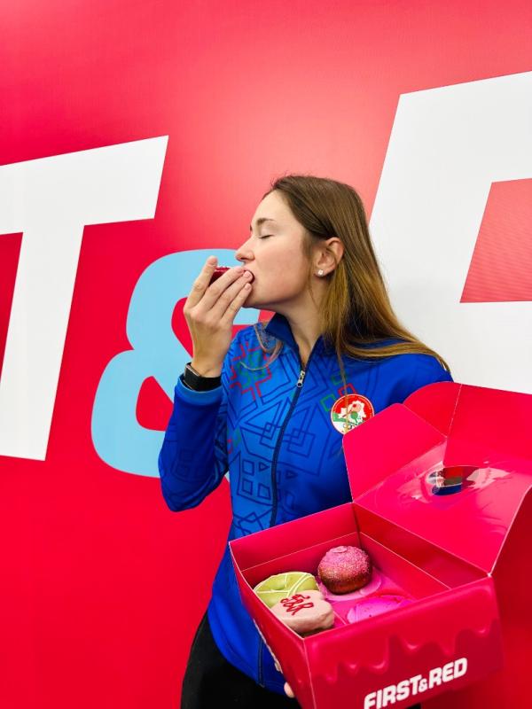 Сладкая коллаборация: First&Red и Арина Соболенко представляют пончики 