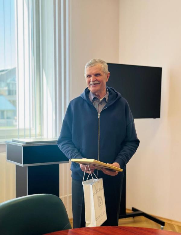 Поздравление в кругу коллег!