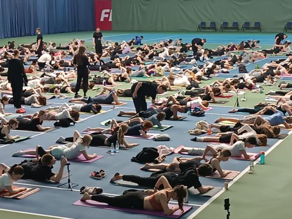 В РЦОП по теннису прошла масштабная практика по современному стилю йоги FYSM
