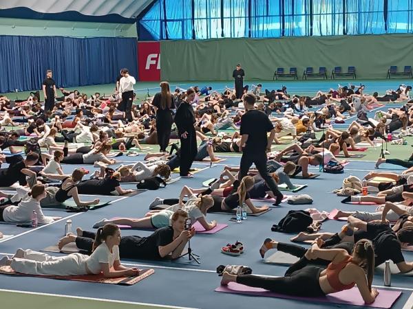В РЦОП по теннису прошла масштабная практика по современному стилю йоги FYSM