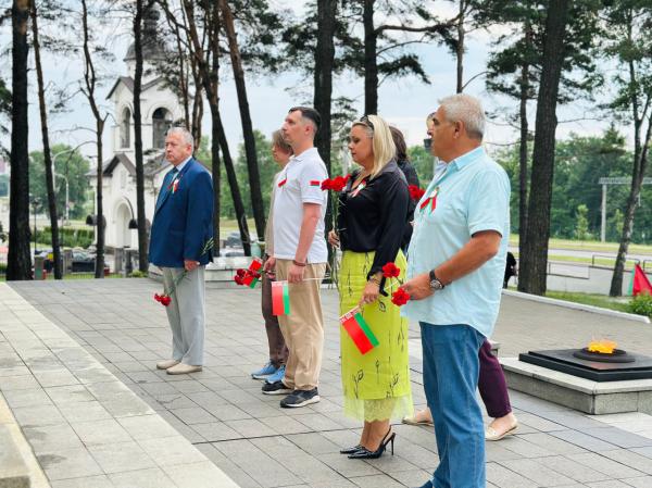 В канун Дня Независимости - у Вечного огня